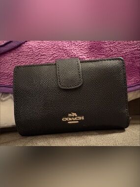 ‼️SOLD‼️

Coach Black Pebbled Leather Snap Wallet with Gold Tone Logo
